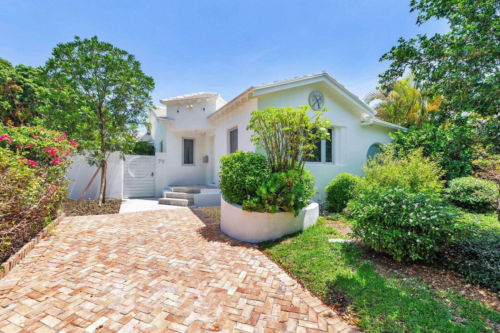 Property Photo: 711 Ardmore Road FL 33401
