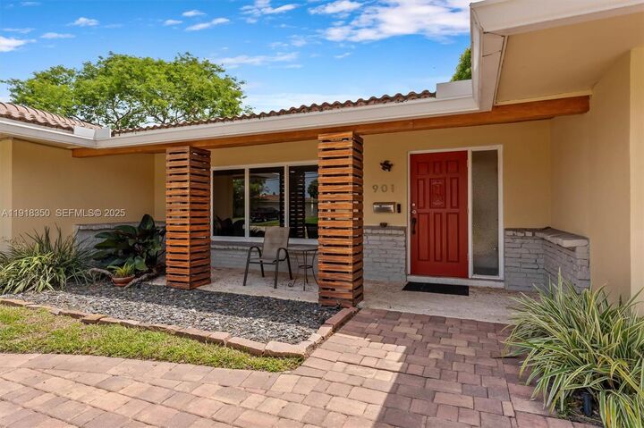 Property Photo: 901 W Tropical Way FL 33317