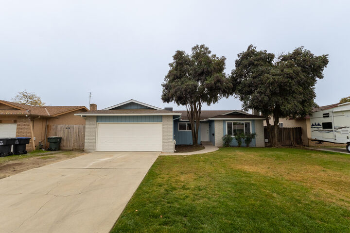 2611 W Sunnyside Court  Visalia CA 93277 photo