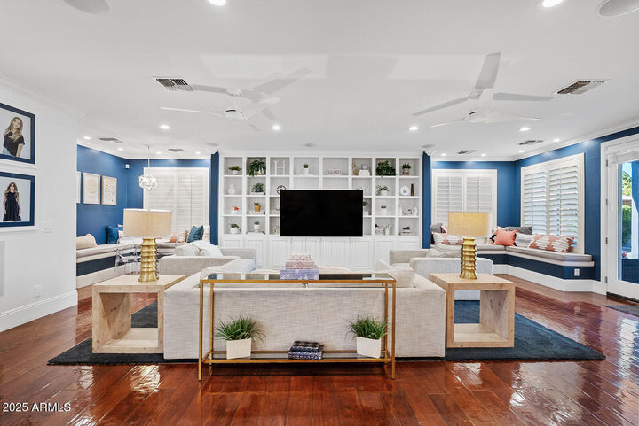 Property Photo:  824 N York Circle  AZ 85213 