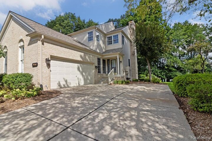 Property Photo:  39568 Dun Rovin Drive  MI 48168 3475 