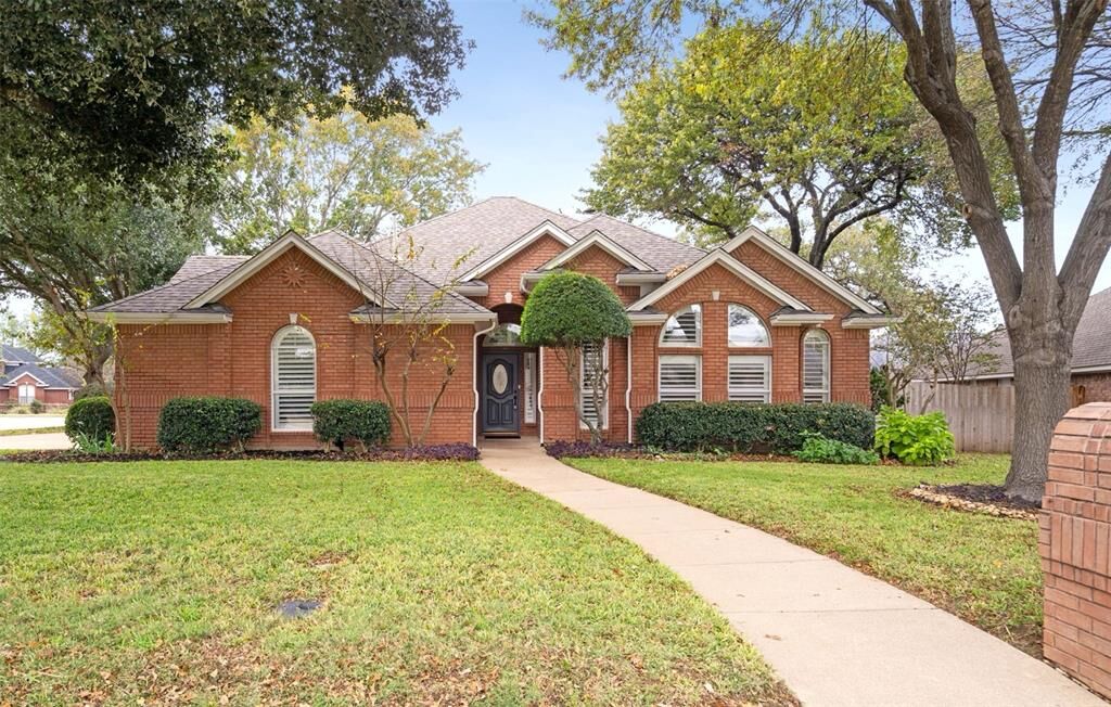 Property Photo: 1516 Creekside Drive TX 76063