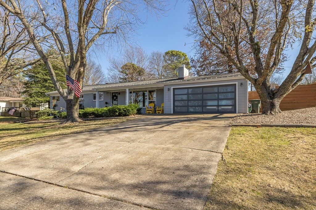 Property Photo:  1220 W Ridgeway Drive  AR 72701 