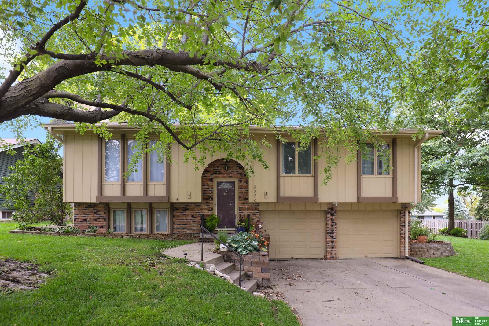 Property Photo: 3306 Lynnwood Drive NE 68123