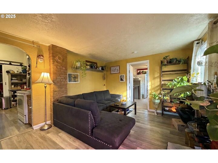 Property Photo:  1018 7th St NW  OR 97304 