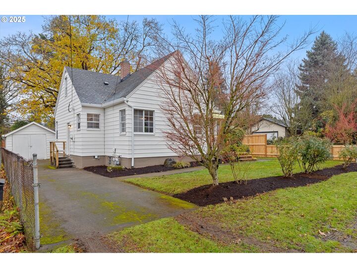 Property Photo: 4830 NE 60th Ave OR 97218