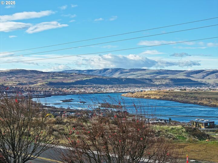 Property Photo: 3720 Columbia View Dr OR 97058