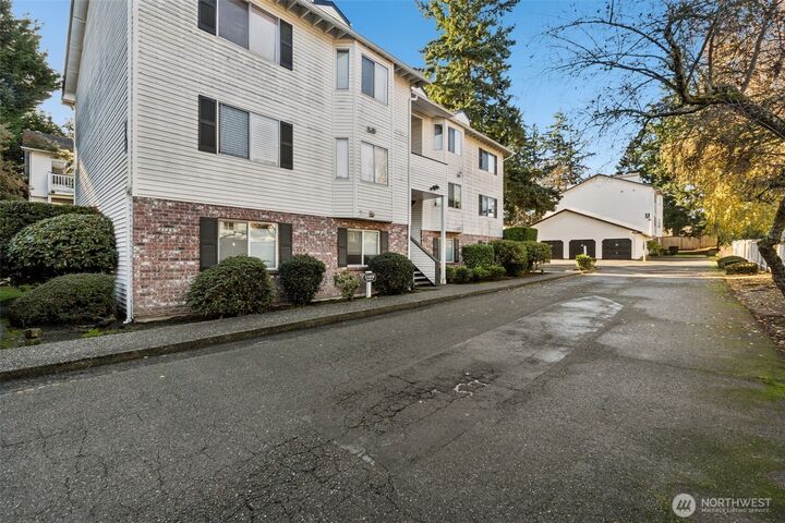 Property Photo: 11419 SE 258th St F302 WA 98030