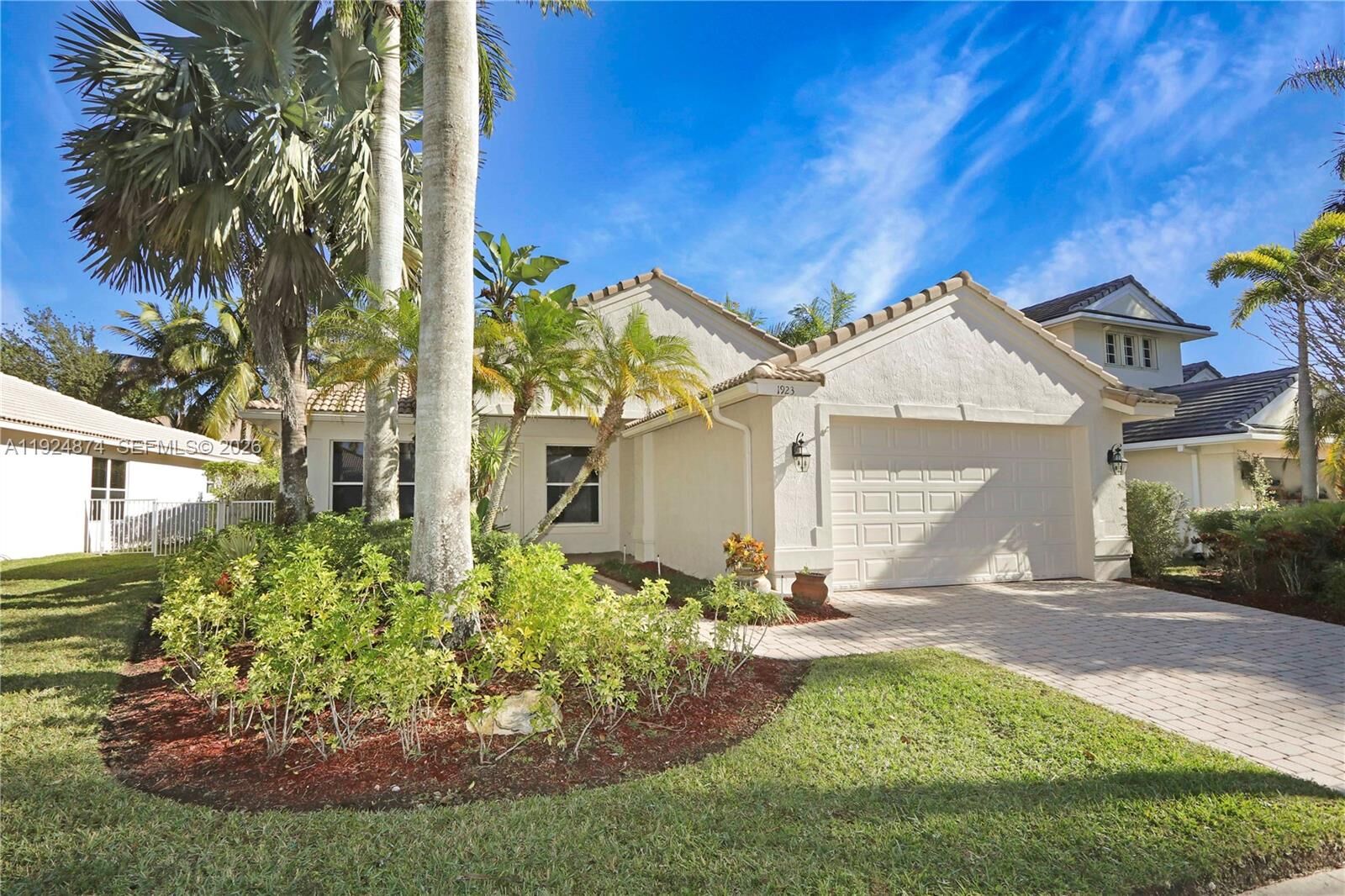 Property Photo: 1923 Harbor View Cir 1923 FL 33327