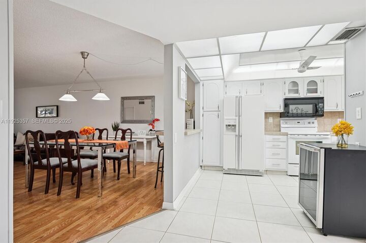 Property Photo: 9511 N Hollybrook Lake Dr 108 FL 33025