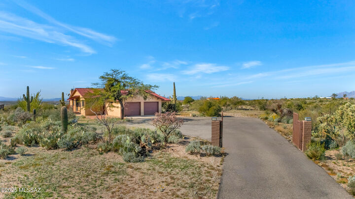 Property Photo:  4050 S Melpomene Way  AZ 85730 