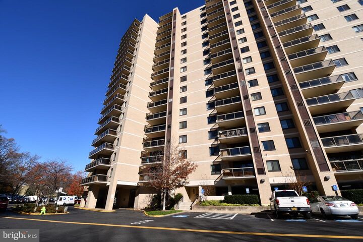 Property Photo: 307 Yoakum Parkway 606 VA 22304