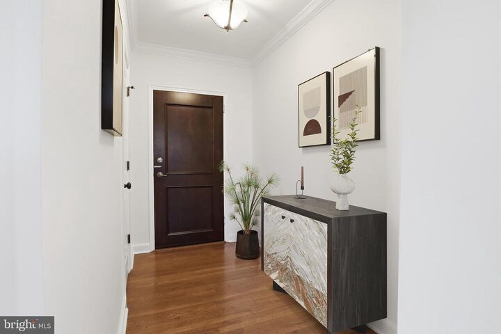 Property Photo: 906 S Washington Street 211 VA 22314