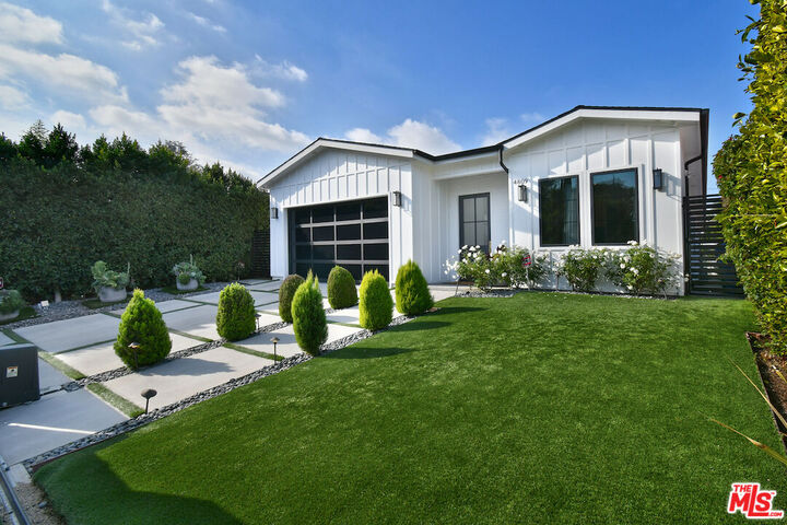 Property Photo: 4809 Genesta Ave CA 91316