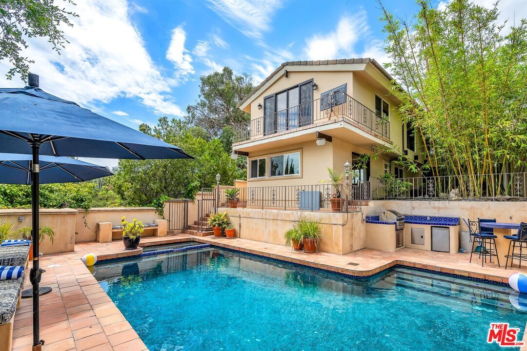 Property Photo: 4557 Saltillo St CA 91364