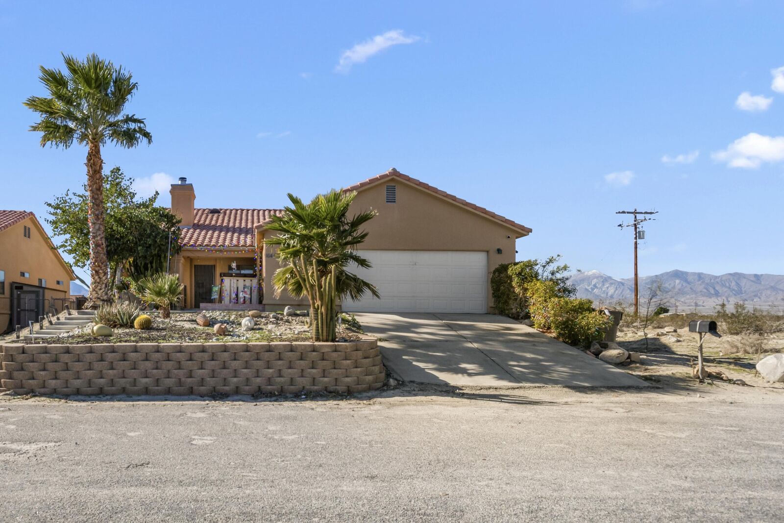 Property Photo:  16443 Maunaloa Road  CA 92240 