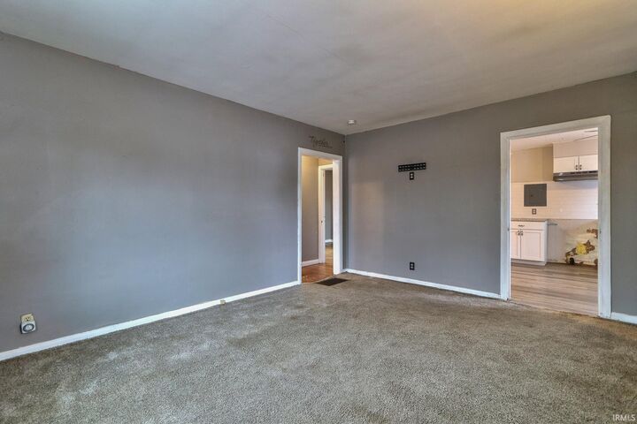 Property Photo: 1605 Ravenswood Drive IN 47714-3619