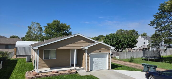 Property Photo:  1308 N Carr Ave  NE 69101 