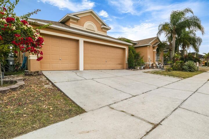 Property Photo: 428 Coventry Road FL 33897