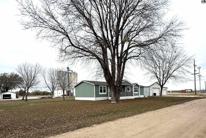 Property Photo:  610 Ash St  KS 67058 