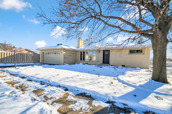 Property Photo: 8101 S Oketo Avenue IL 60455