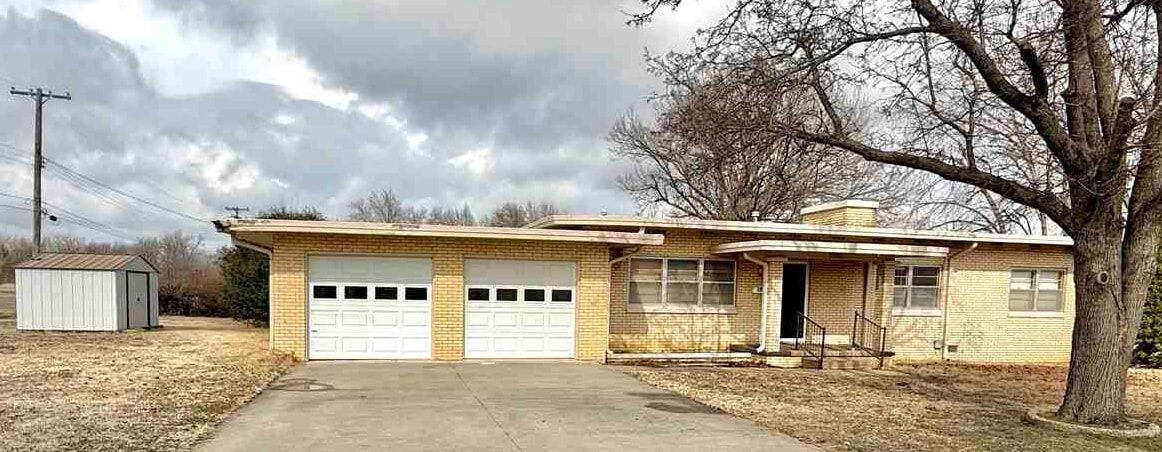 Property Photo:  520 E Coolidge  OK 74631 