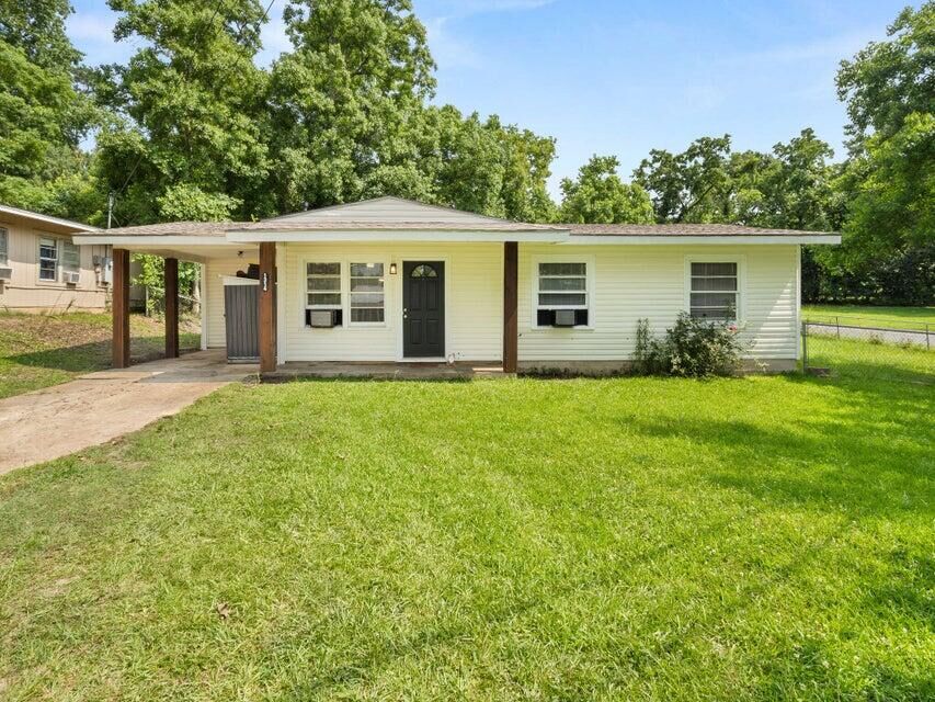 Property Photo: 1314 Oak Dr LA 71446