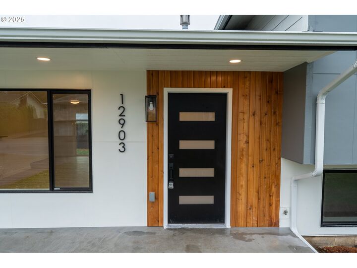 Property Photo:  12903 NE Stanton St  OR 97230 