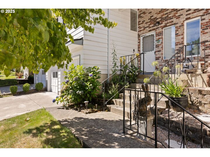 Property Photo: 14912 NE Rose Pkwy OR 97230