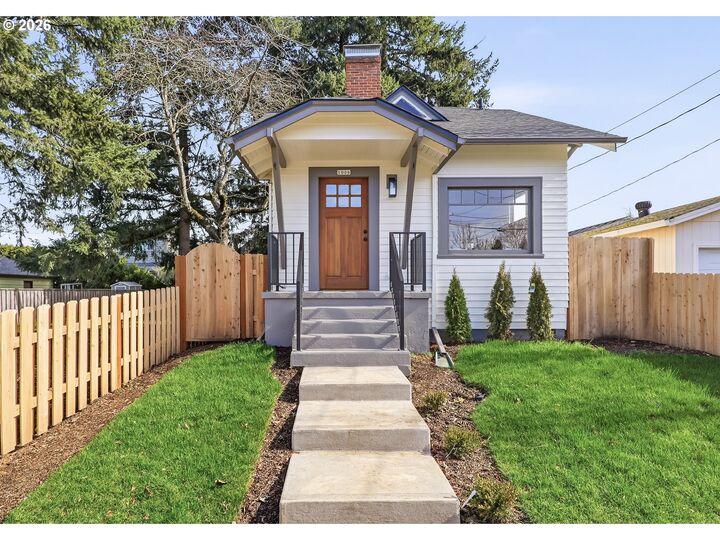 Property Photo:  1006 NE 72nd Ave  OR 97213 