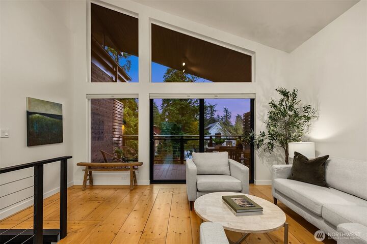 Property Photo: 522 Madrona Way NE 4 WA 98110