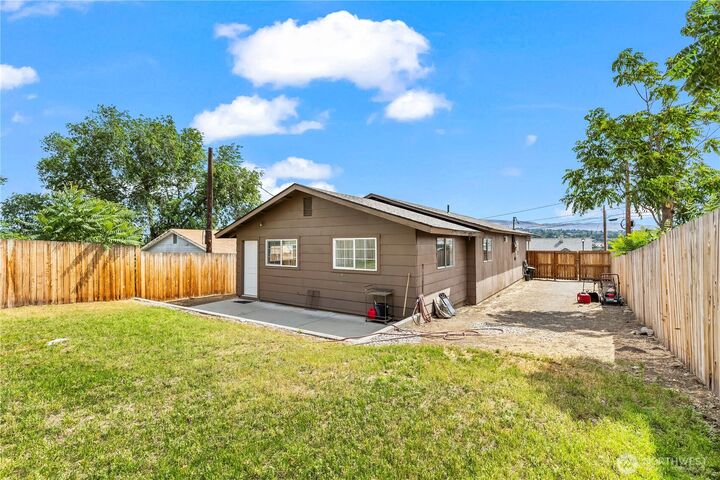 MLS#2459954: 724 S Chelan Avenue, Wenatchee, WA 98801