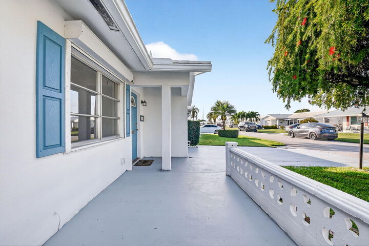 Property Photo:  814 SW 6th Avenue  FL 33426 