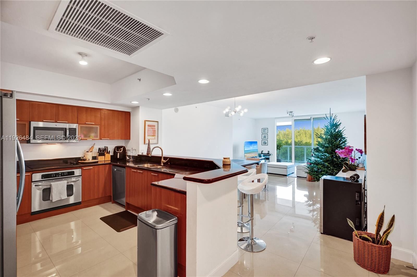 Property Photo:  14951 Royal Oaks Ln 401  FL 33181 