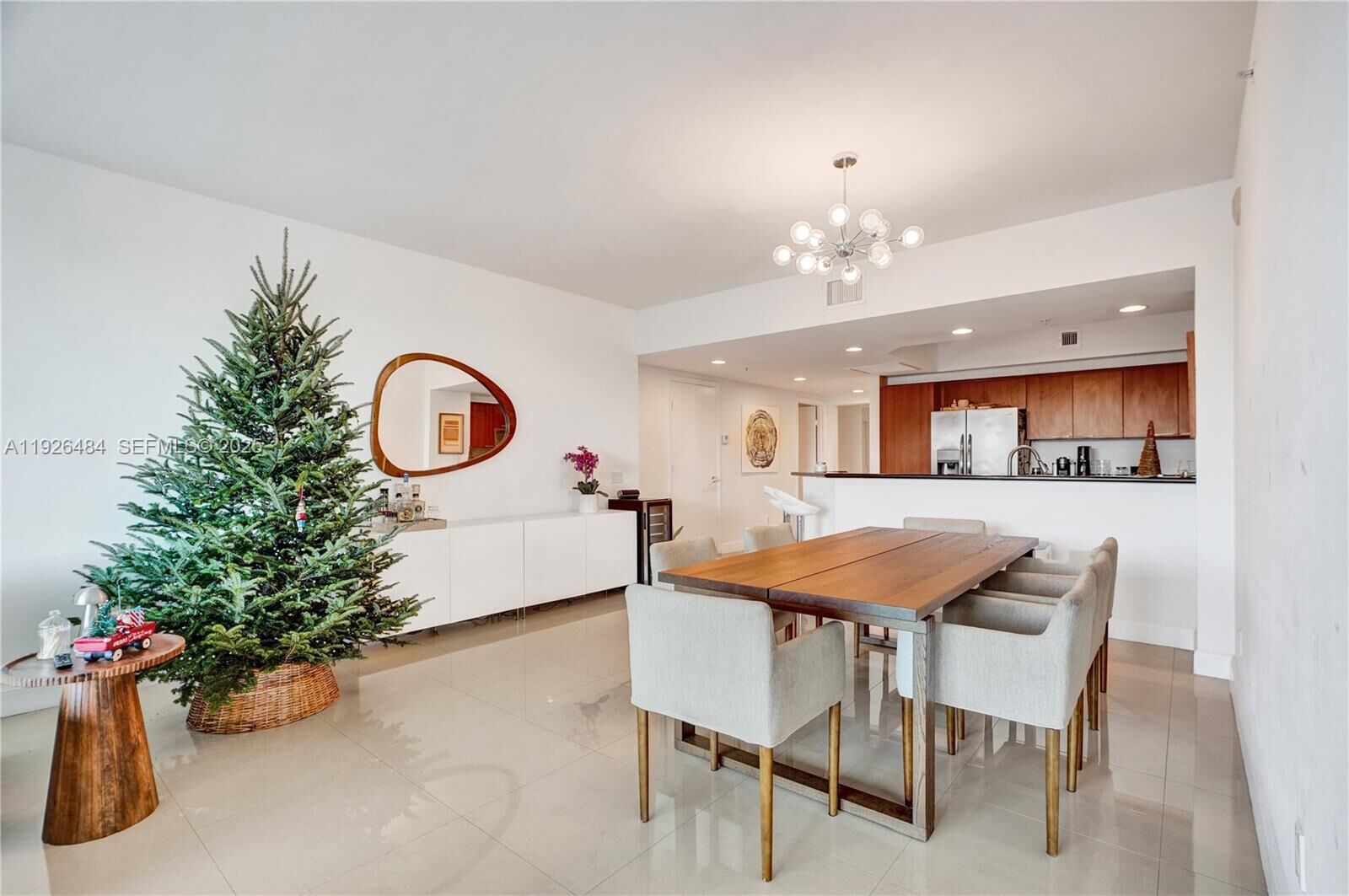 Property Photo: 14951 Royal Oaks Ln 401 FL 33181