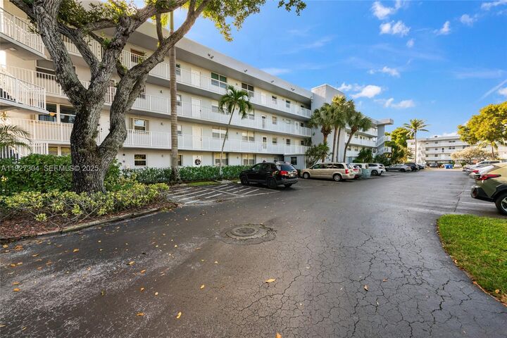 Property Photo: 116 Royal Park Dr 4D FL 33309