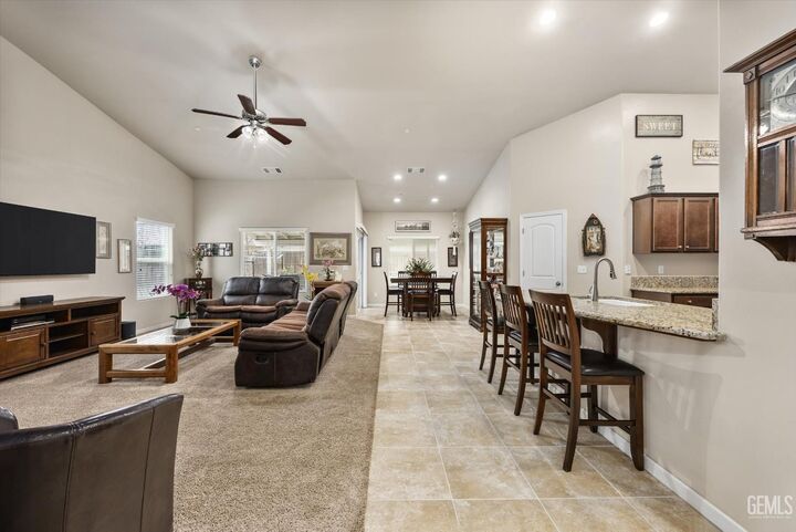 Property Photo: 5712 Biddeford Street CA 93313