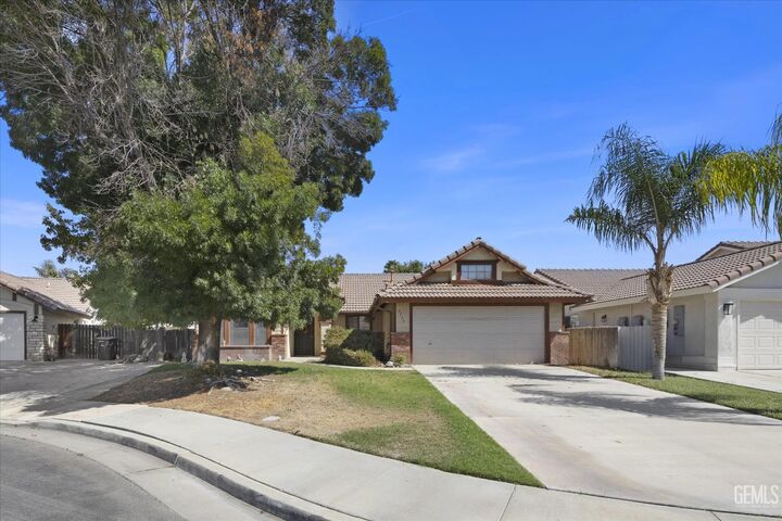 Property Photo: 6910 Safflower Court CA 93313