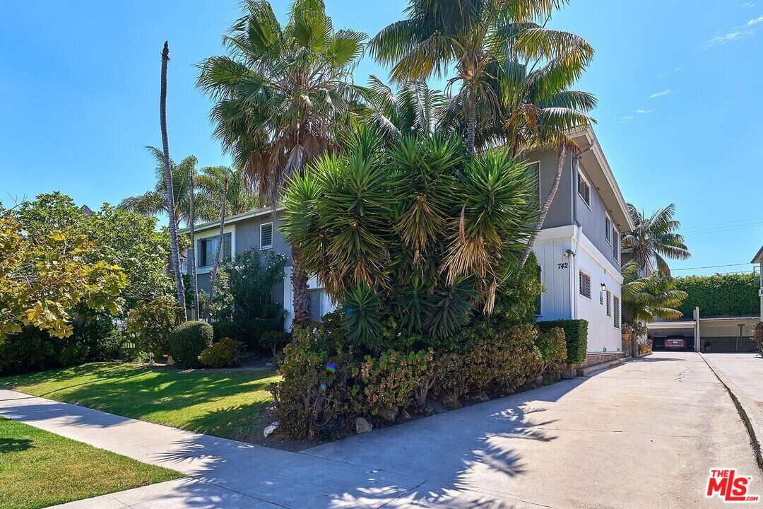 Property Photo:  742 S Plymouth Blvd  CA 90005 