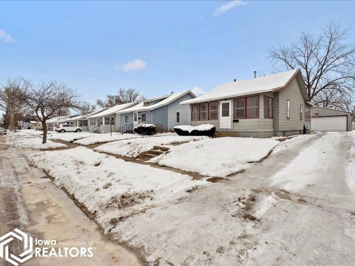 Property Photo:  2136 S Central Avenue  IA 52601 