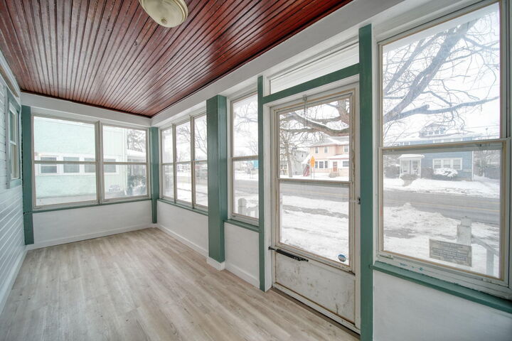 Property Photo: 407 S West Avenue MI 49201