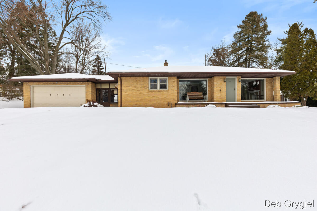 Property Photo:  1715 Oswego Street NW  MI 49504 