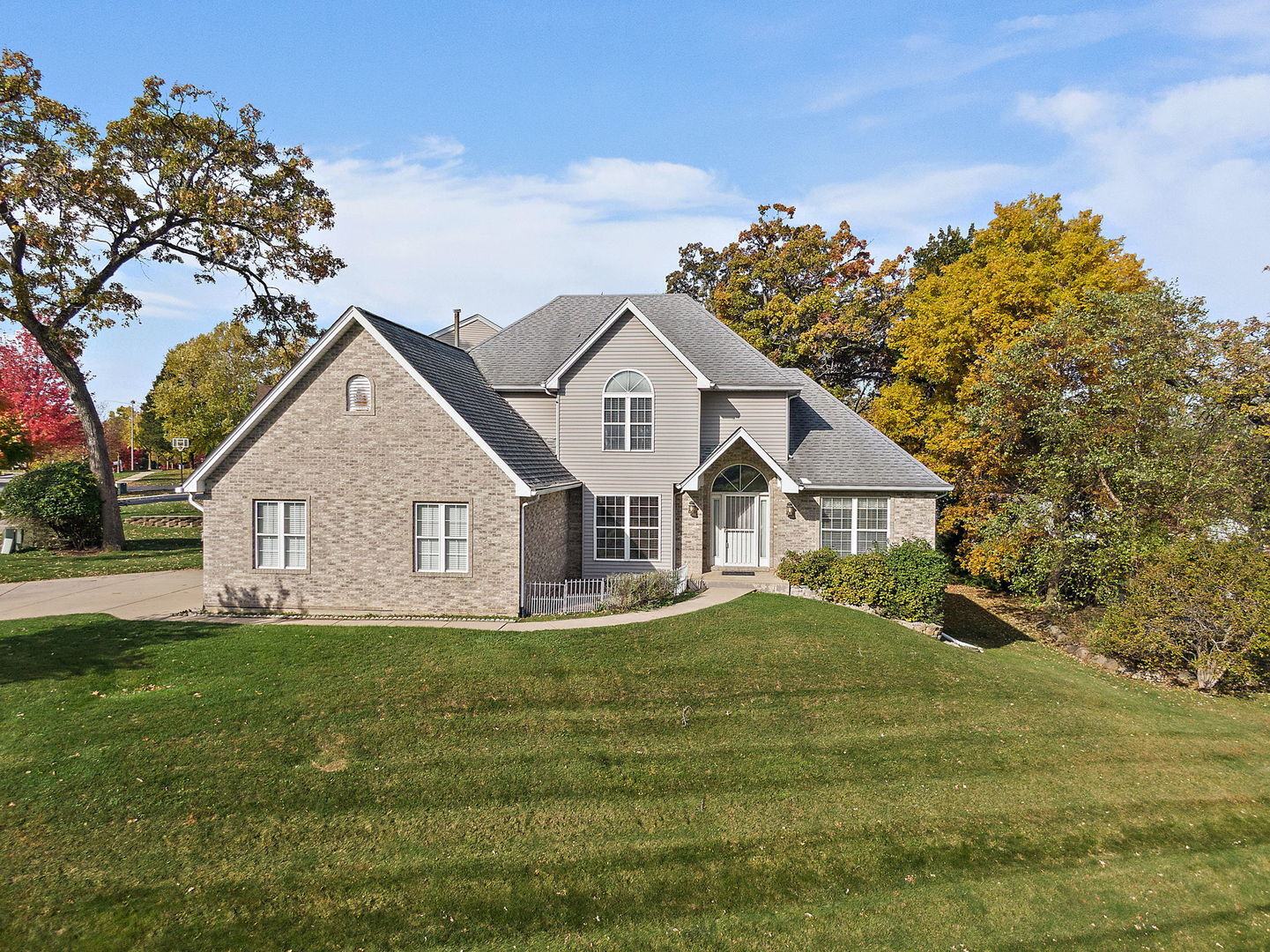 Property Photo:  494 Rosewood Drive  IL 60110 