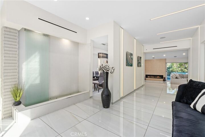 Property Photo: 22 Round Up CA 91307