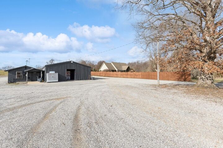 Property Photo: 1821 Old Gamaliel Rd TN 37150