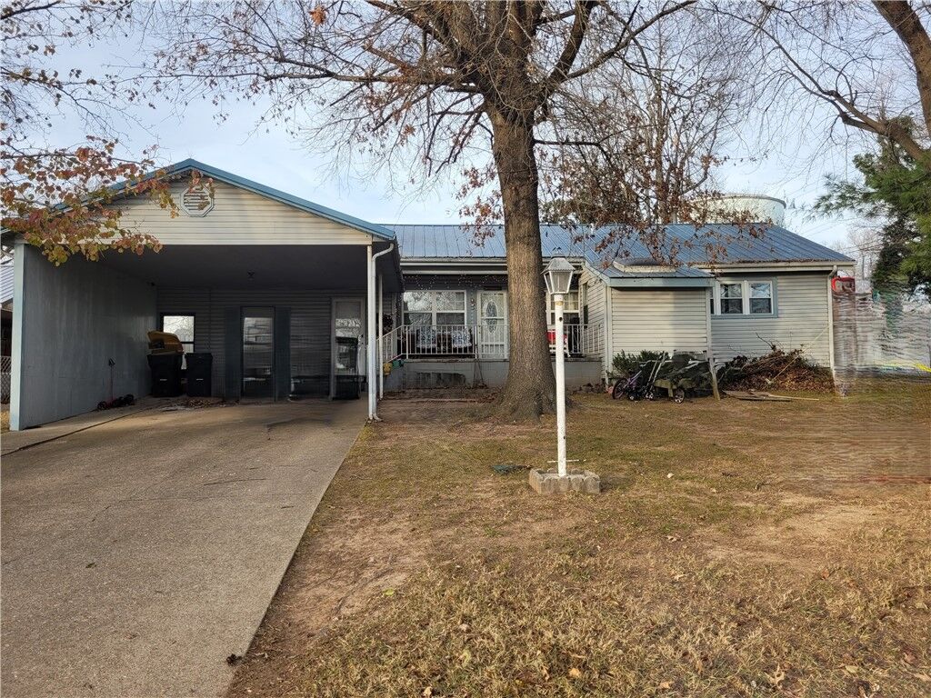 Property Photo: 815 W Smythe Avenue AR 72601