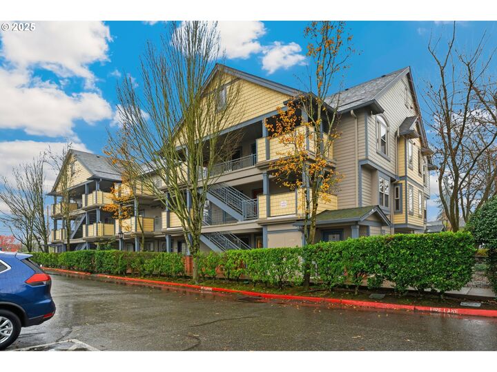 Property Photo: 9837 NE Irving St 322 OR 97220