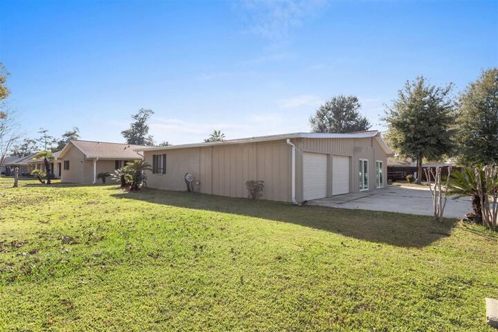 Property Photo: 4900 E Saint Charles Avenue E LA 70605