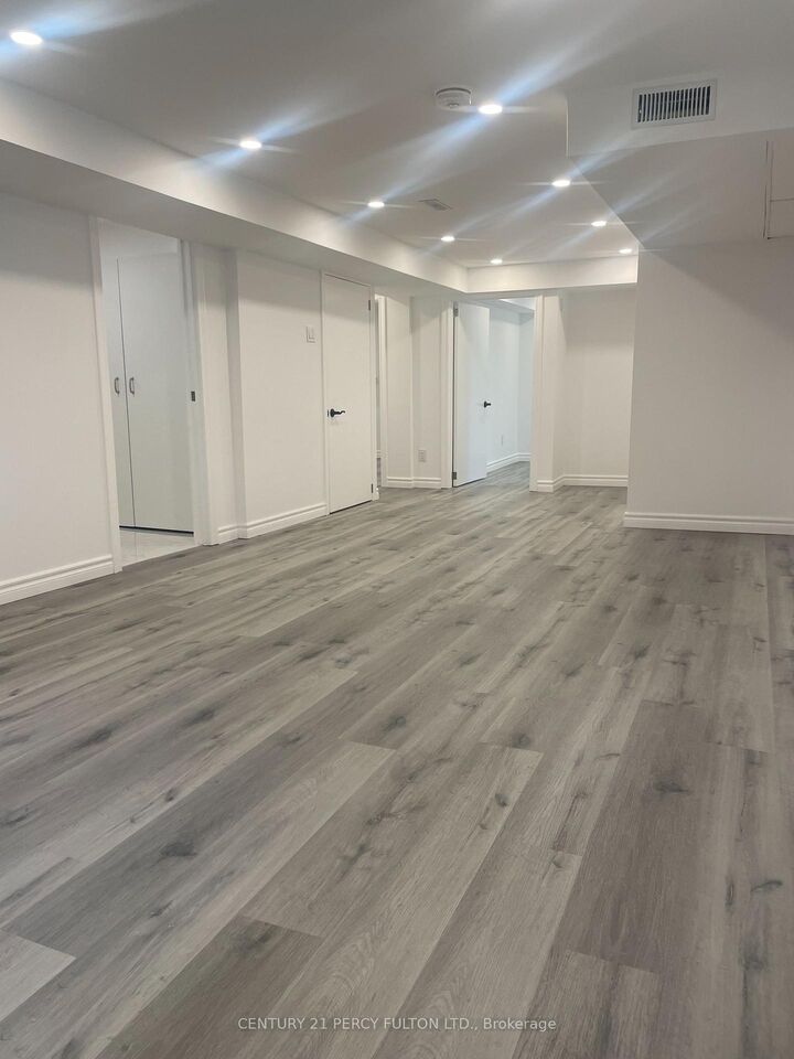 Photo de la propriété:  18 Flempton Crescent Lower  ON M1K 3B4 