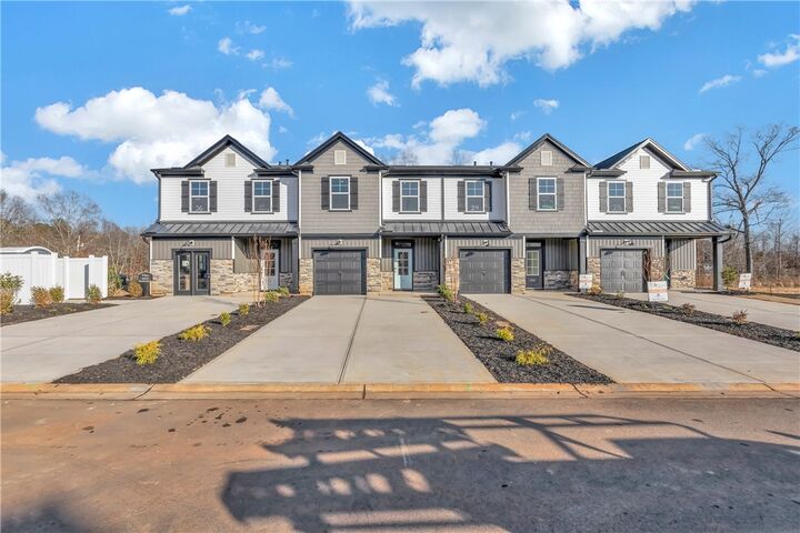 Property Photo: 404 Belgrove Way SC 29640